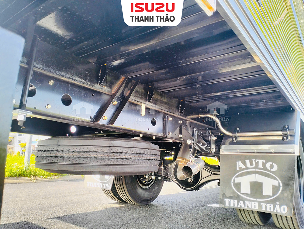 Xe tải Isuzu NQR550 Thùng Kín TC - Tải trọng 5.1 tấn - Thùng dài 6m1