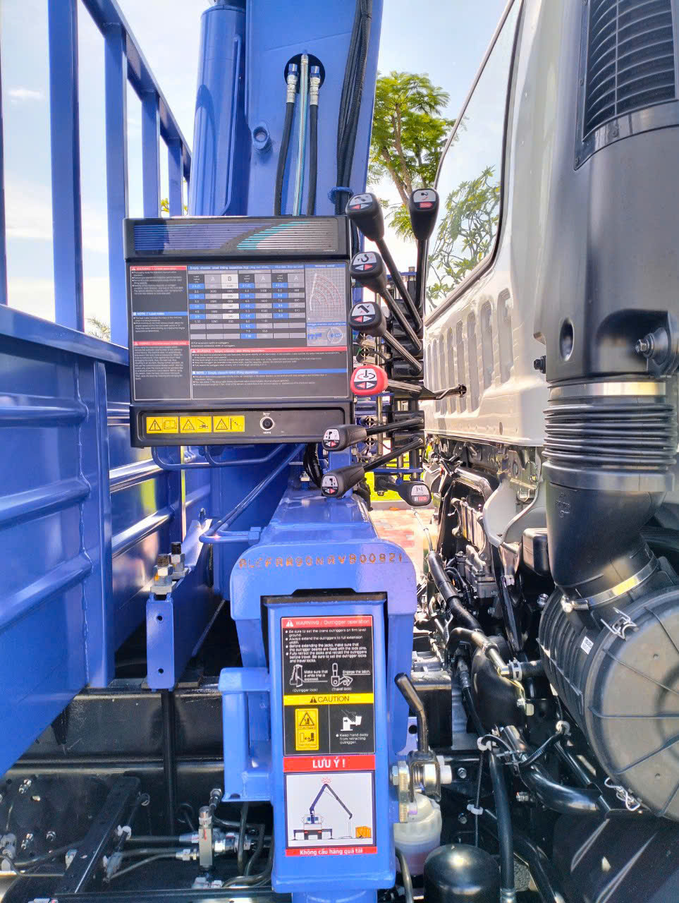 Xe cẩu Isuzu FRR650 - Tải trọng 4.9 tấn - Thùng dài 6m