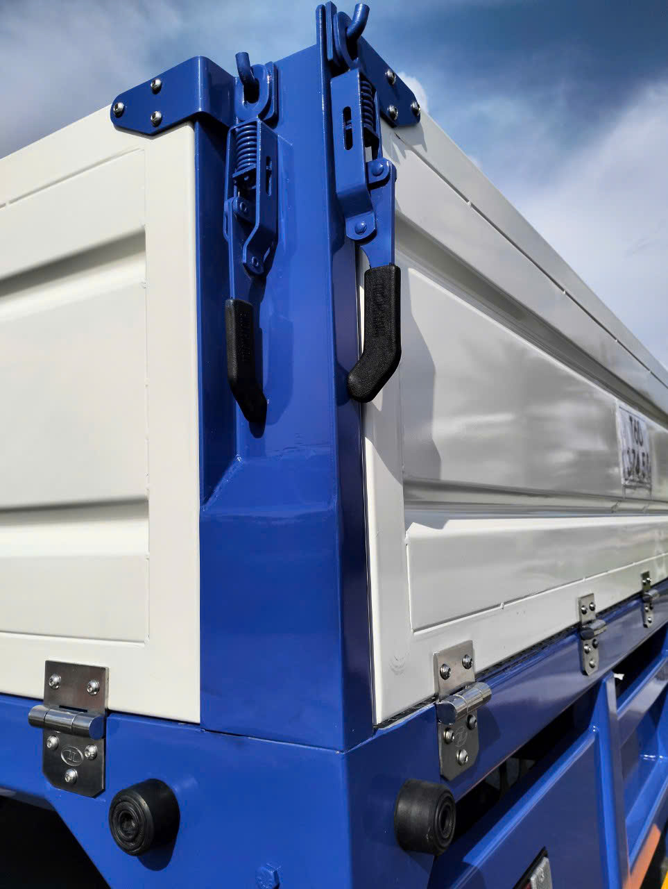 Xe cẩu Isuzu FRR650 - Tải trọng 4.9 tấn - Thùng dài 6m