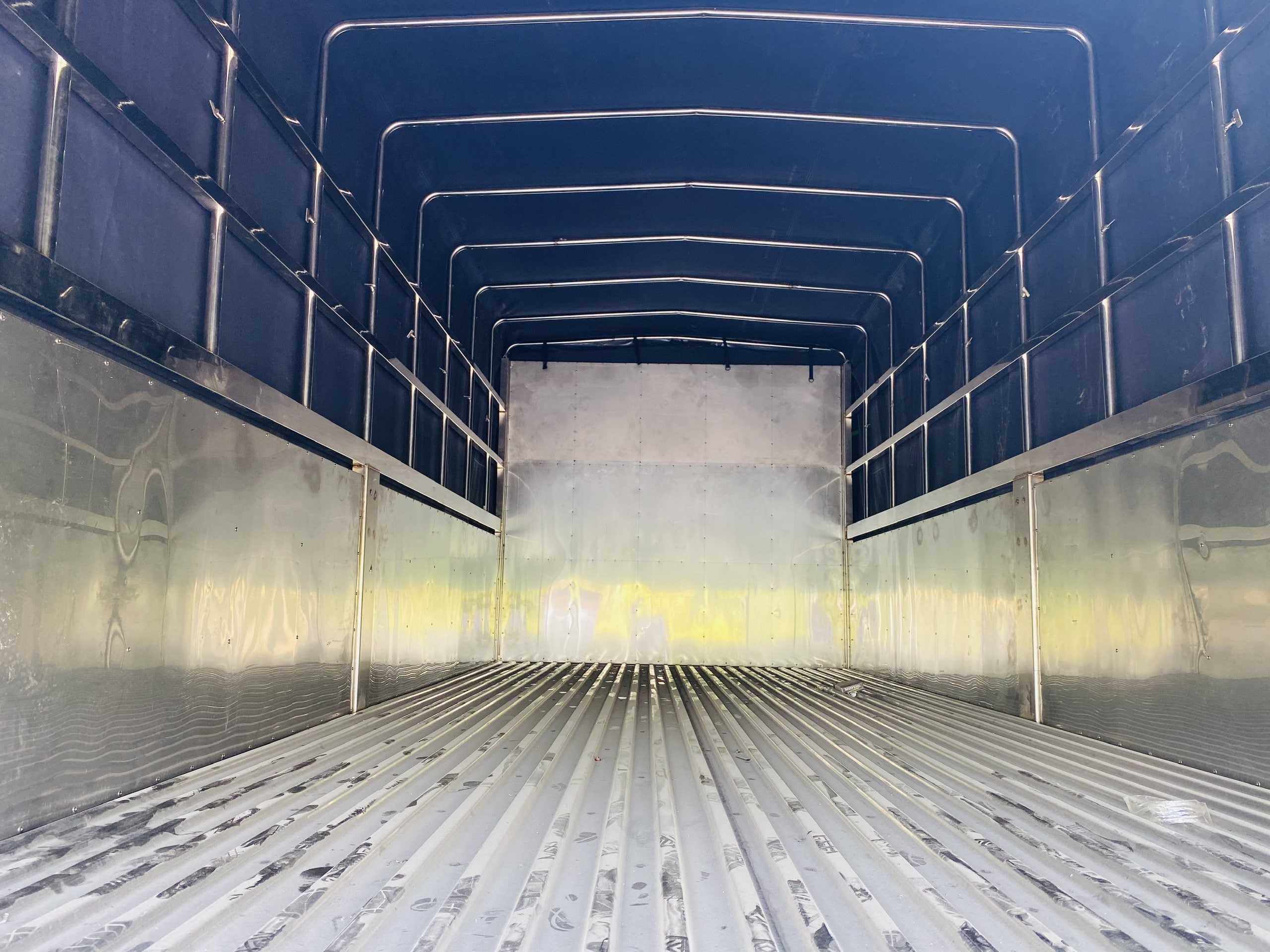 Xe Tải Isuzu NQR550 Mui bạt 304 - Tải trọng 5.5 tấn - Thùng dài 5m7