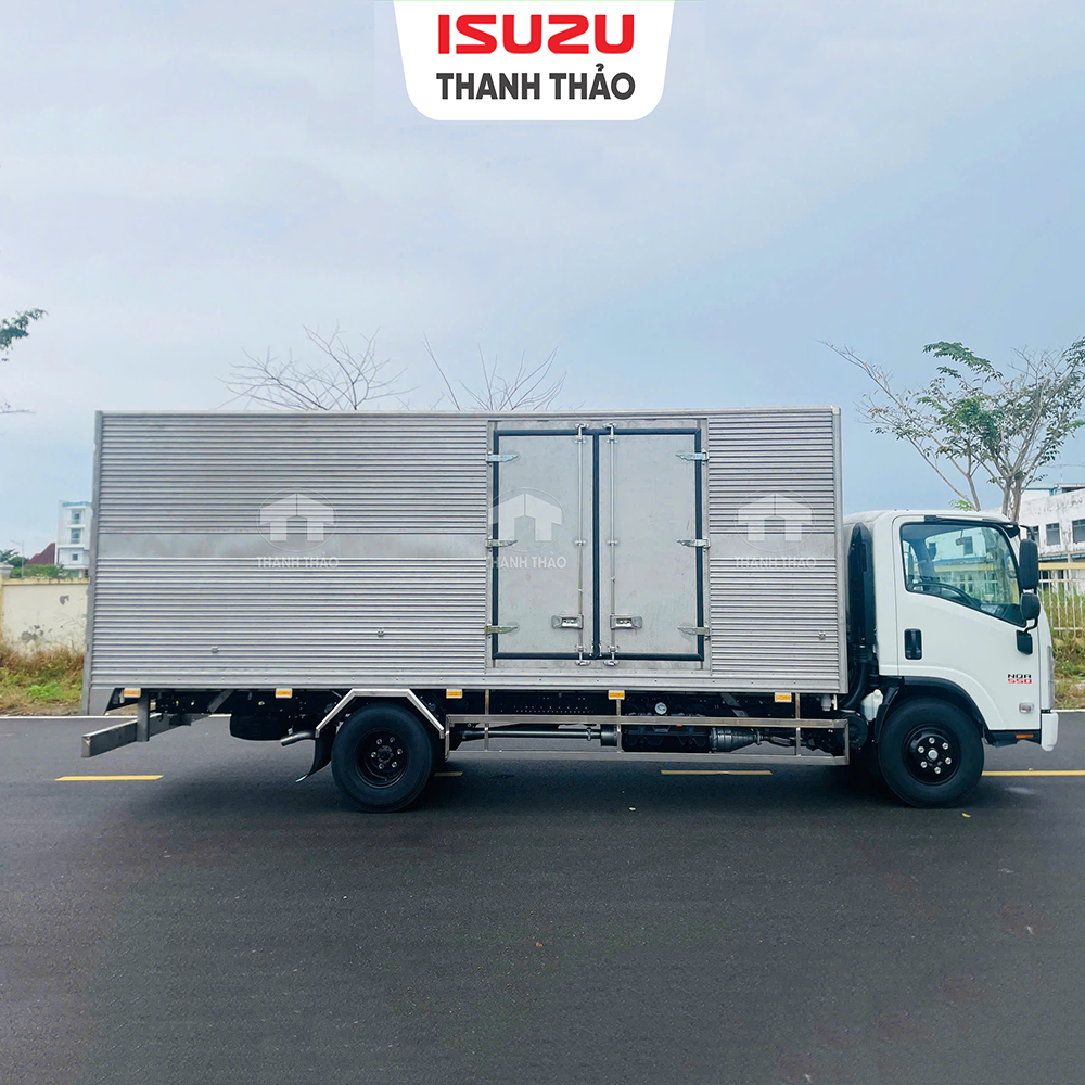 Xe tải Isuzu NQR550 Thùng Kín 2 cửa hông - Tải trọng 5.2 tấn - Thùng dài 6m1