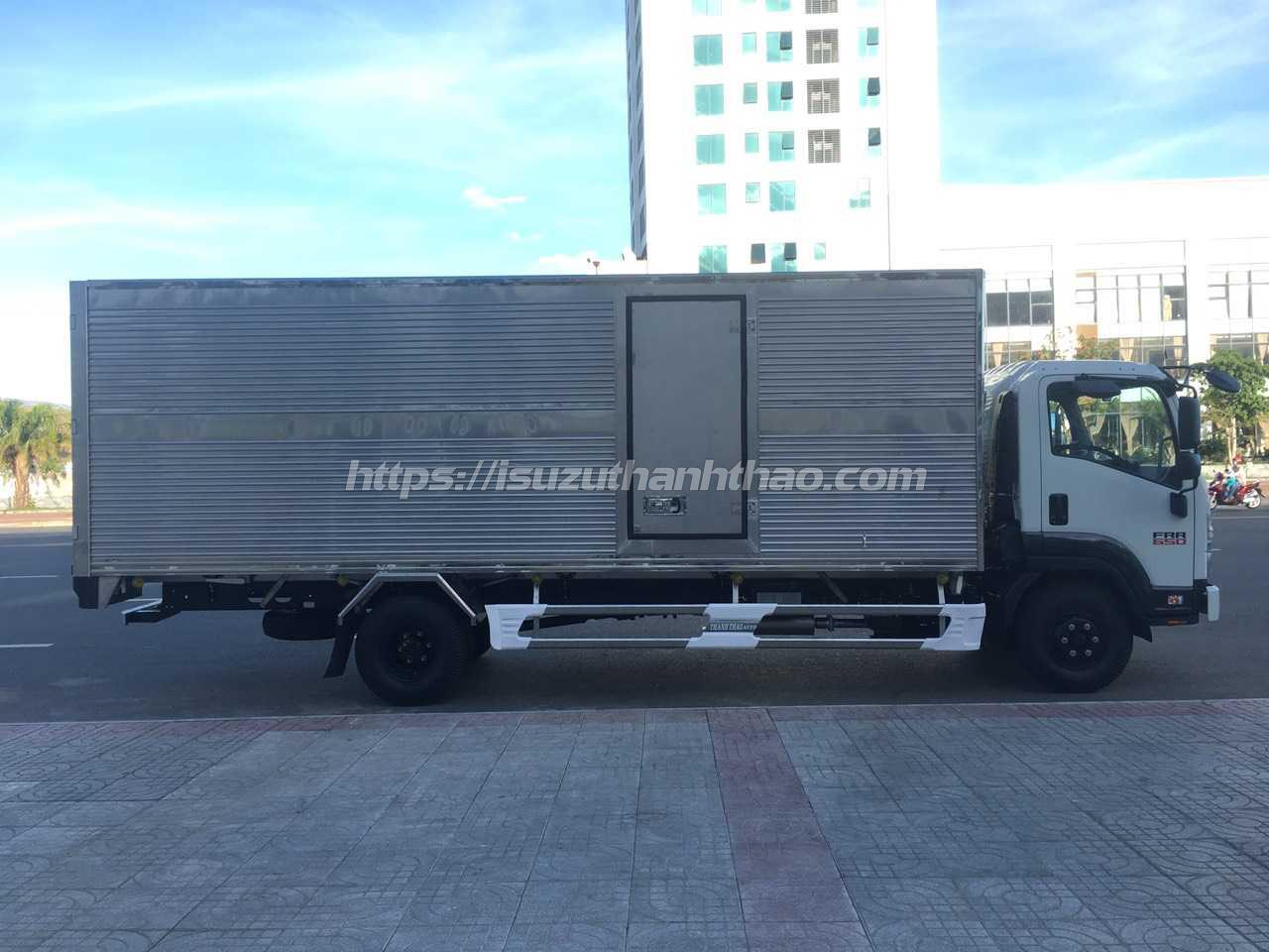 Xe tải Isuzu FRR650 Thùng Kín 304 - Tải trọng 5.75 tấn - Thùng dài 6m6