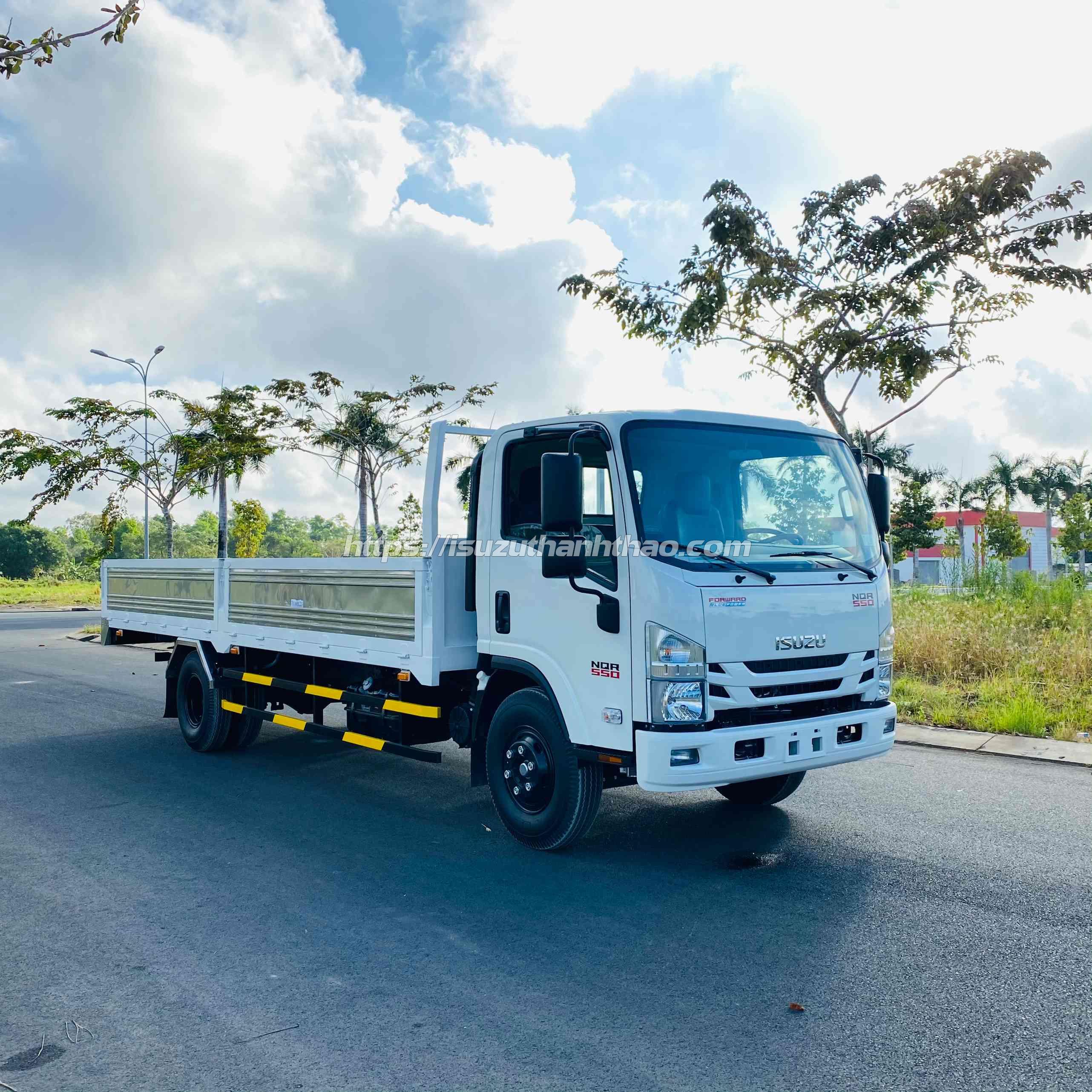 Xe Tải Isuzu NQR550 Thùng Lửng TC - Tải trọng 5.8 tấn -Thùng dài 6m1