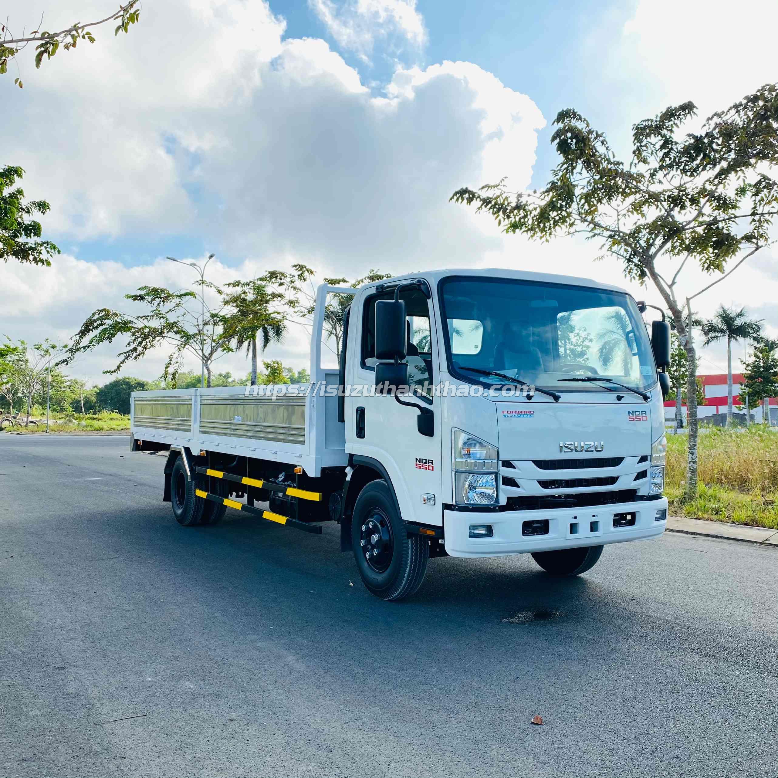 Xe Tải Isuzu NQR550 Thùng Lửng TC - Tải trọng 5.8 tấn -Thùng dài 6m1