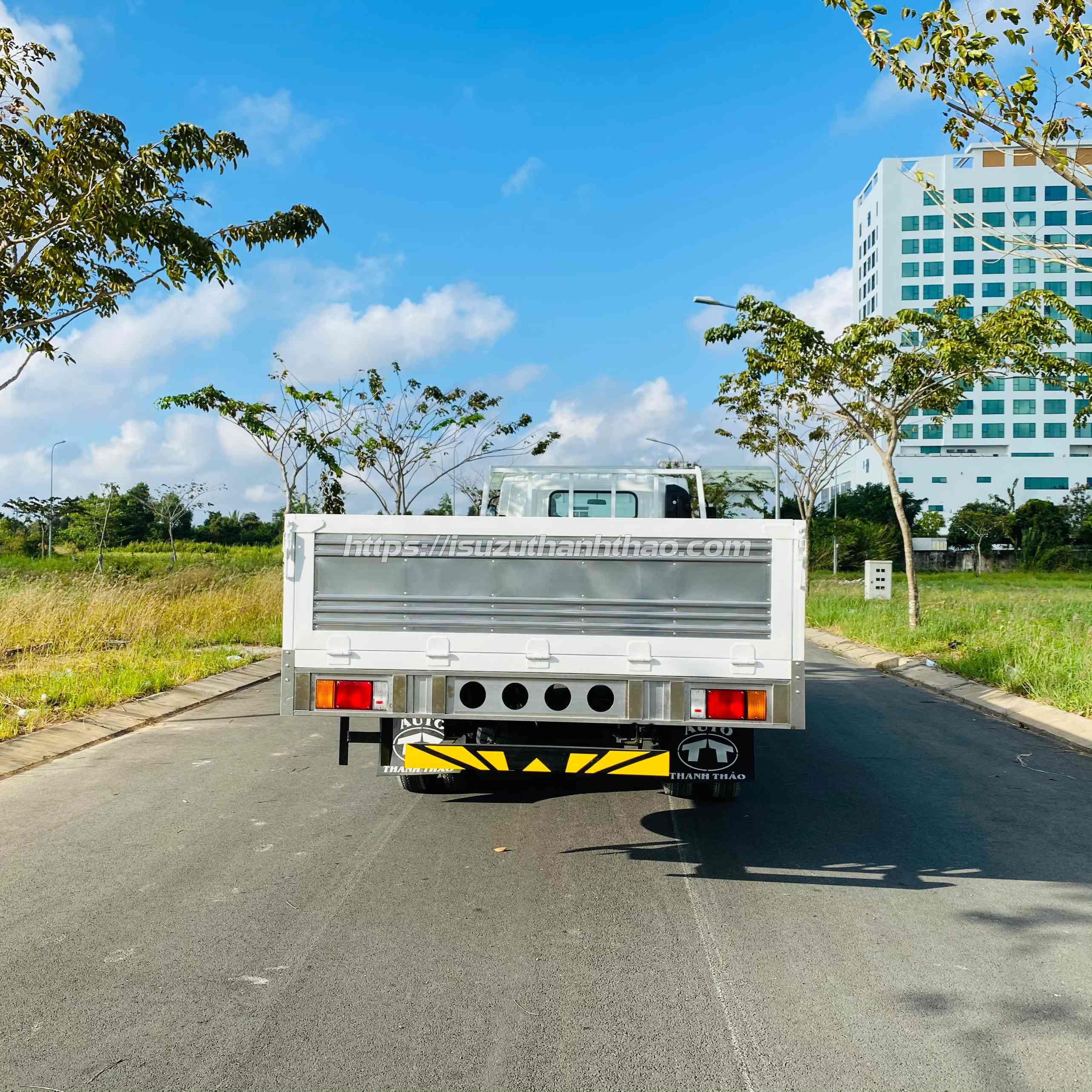 Xe Tải Isuzu NQR550 Thùng Lửng TC - Tải trọng 5.8 tấn -Thùng dài 6m1