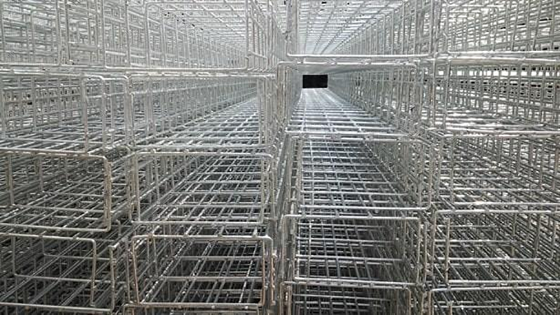 Máng cáp dạng inox nâng đỡ dây dẫn điện.
