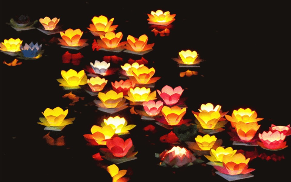 Thả đèn hoa đăng là một hoạt động trong nghi thức lễ Vu Lan