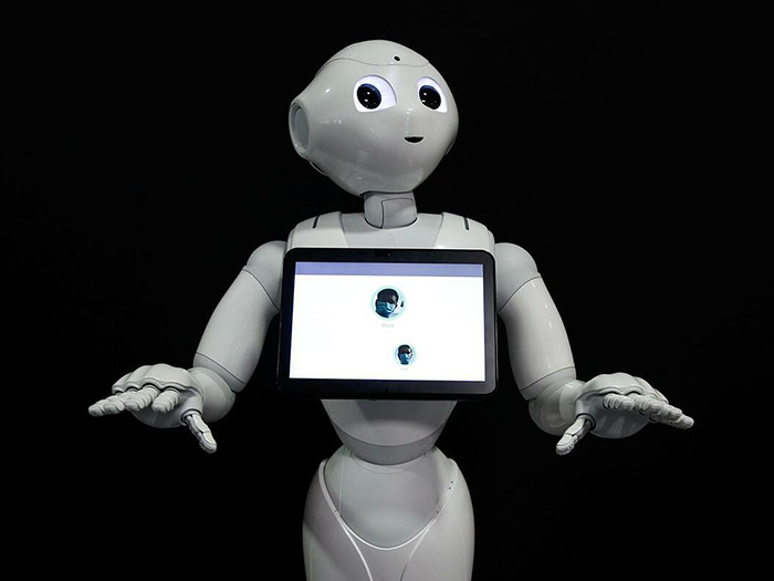 Robot Pepper nhắc nhở con người đeo khẩu trang hàng ngày