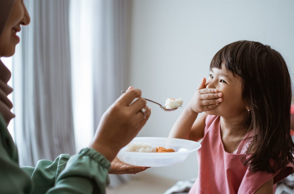 Ba mẹ cần làm gì khi trẻ biếng ăn?