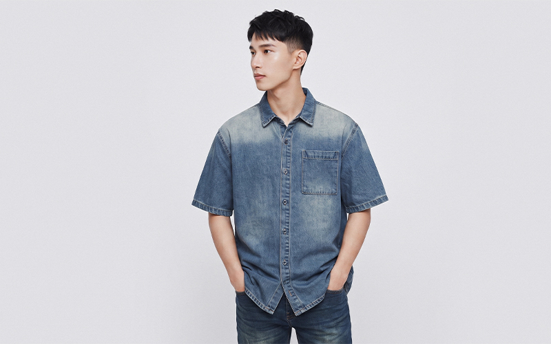 Áo sơ mi denim nam với thiết kế tay ngắn, mang đến vẻ ngoài trẻ trung, năng động và dễ phối cho nhiều outfit trong dịp 2/9.