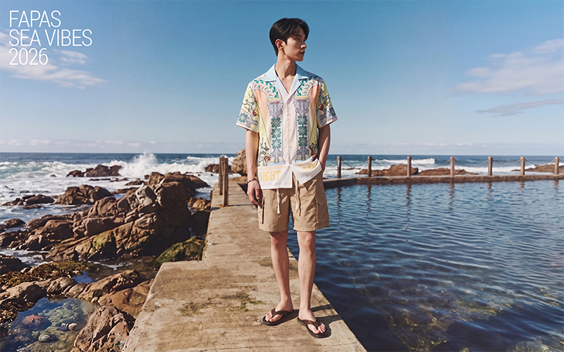Sự kết hợp giữa họa tiết nhiệt đới và chất liệu nhẹ mát tạo nên outfit lý tưởng cho mọi hành trình mùa hè