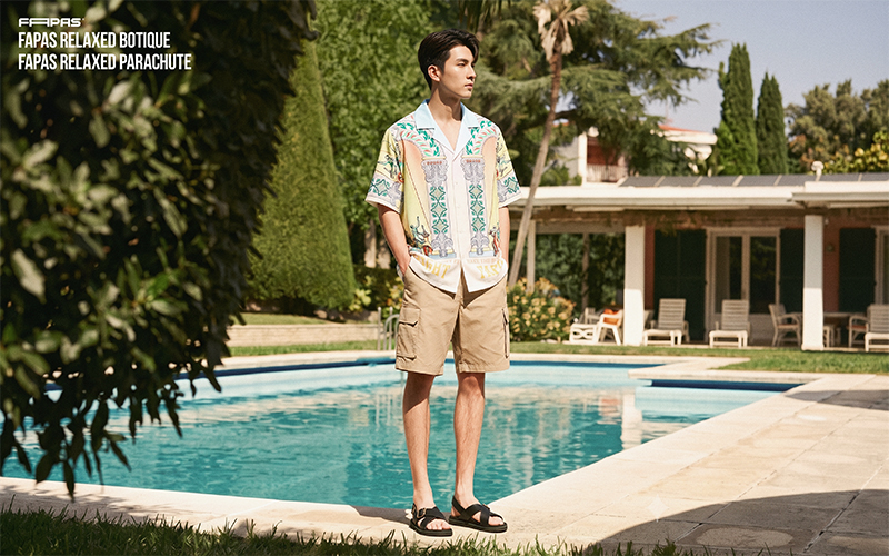 Sơ mi họa tiết kết hợp shorts tạo nên outfit phóng khoáng, nhẹ mát, phù hợp cho những chuyến du lịch và ngày hè đầy nắng.