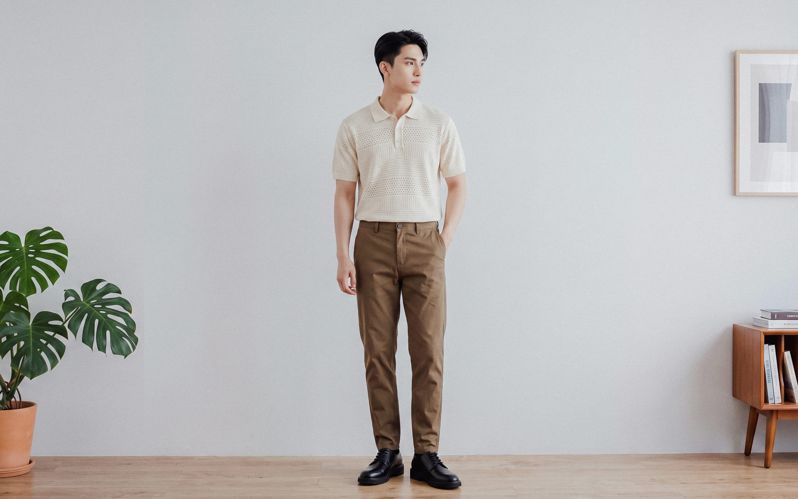 Polo và quần tây mang đến outfit gọn gàng, dễ ứng dụng cho những buổi tiệc có dress code thoải mái.