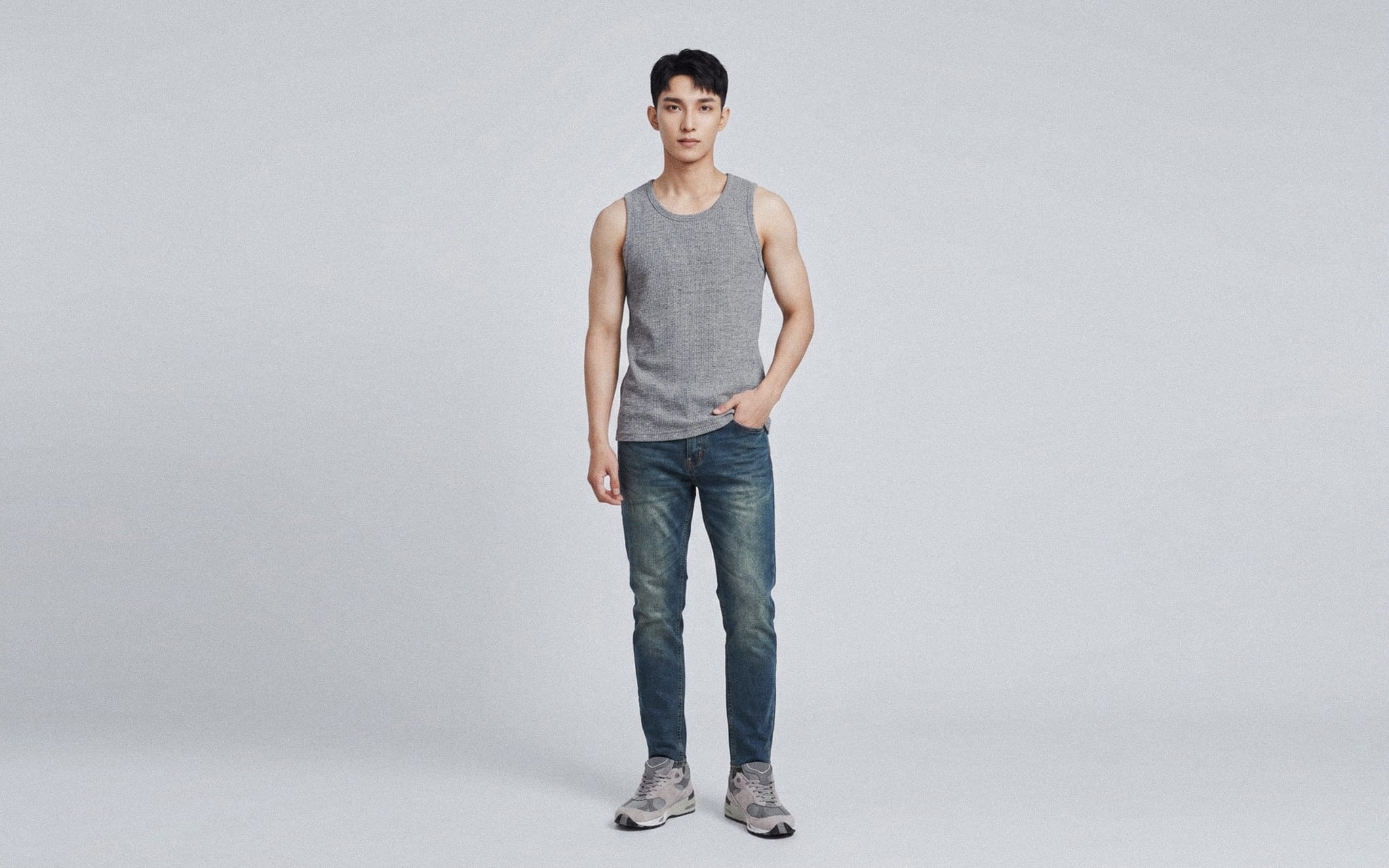 Sắc ghi khi phối cùng quần jeans xanh tạo nên tổng thể trẻ trung, đơn giản và dễ ứng dụng.