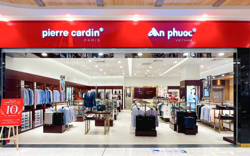 Pierre Cardin với các thiết kế nam theo hướng lịch sự, thanh lịch và phù hợp cho nhiều dịp.
