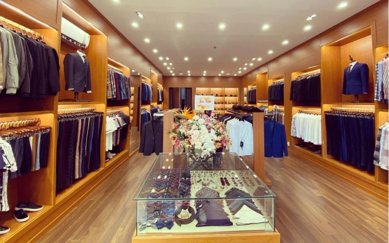 Adam Store mang đến các thiết kế thời trang nam lịch lãm với những bộ suit và thời trang veston.