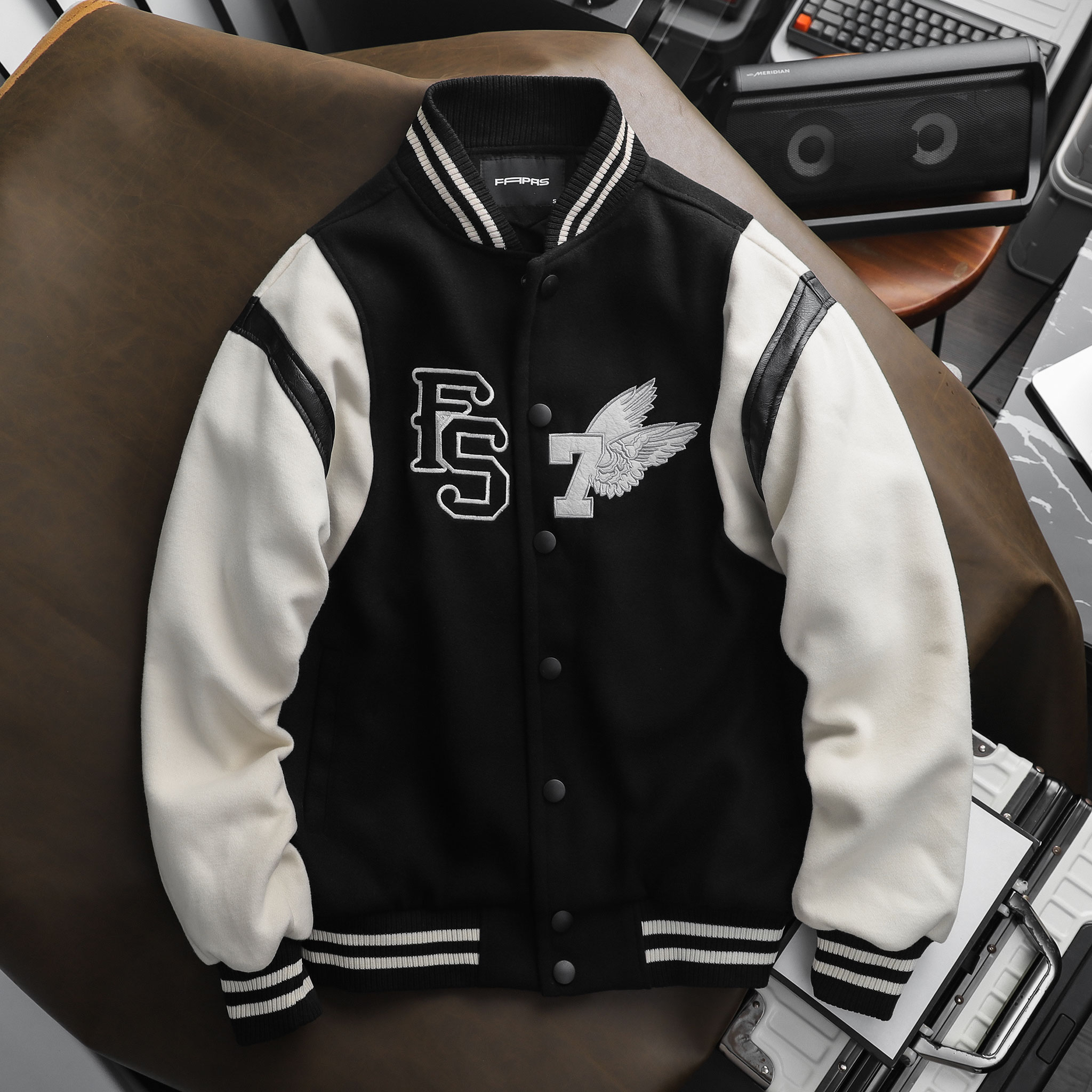 Áo Khoác Bomber: Biểu Tượng Thời Trang Đa Năng Cho Mọi Phong Cách