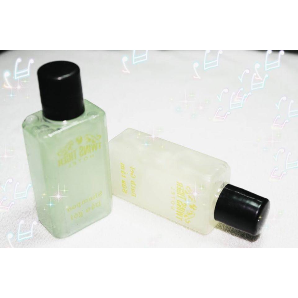 Chai sữa tắm + Chai dầu gội