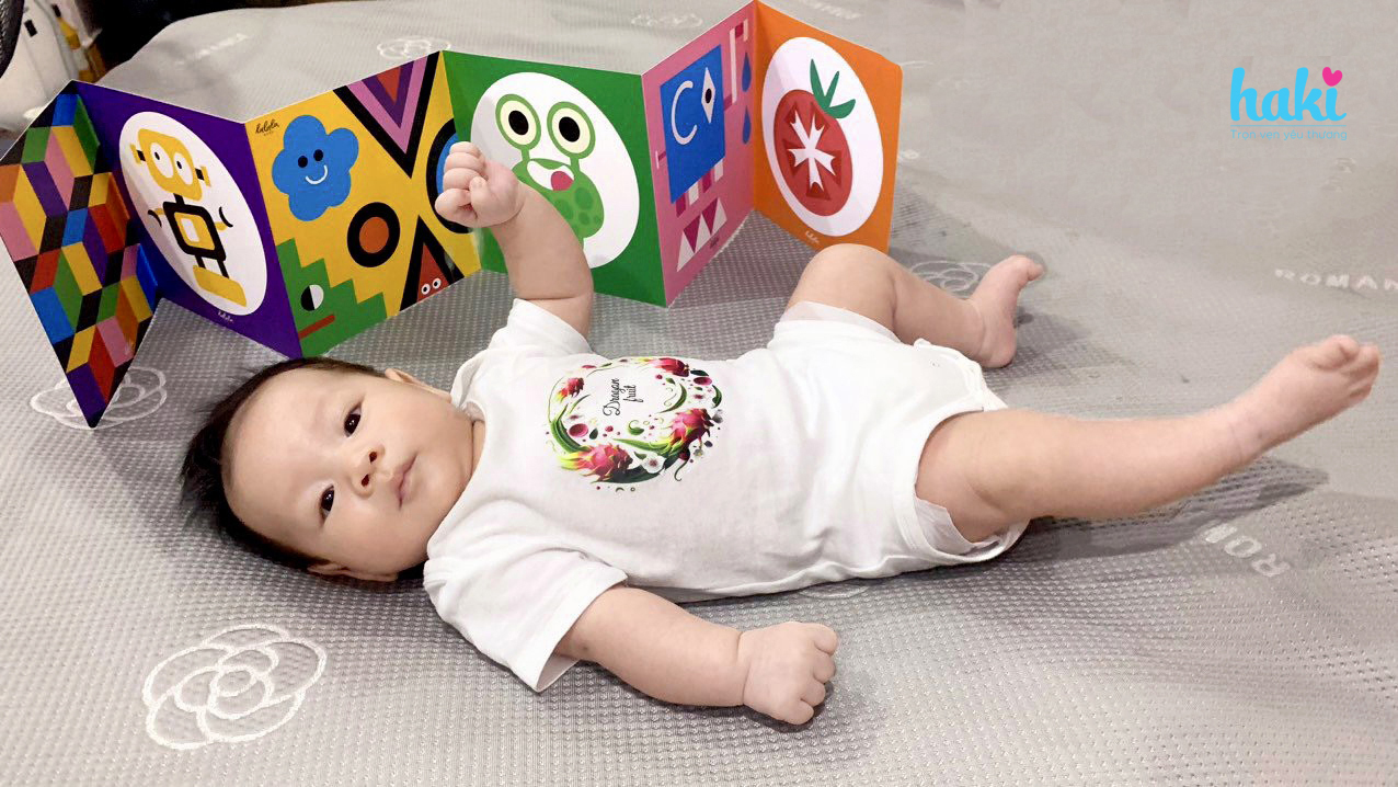 Cách bảo quản trang phục màu trắng cho bé sơ sinh luôn mới