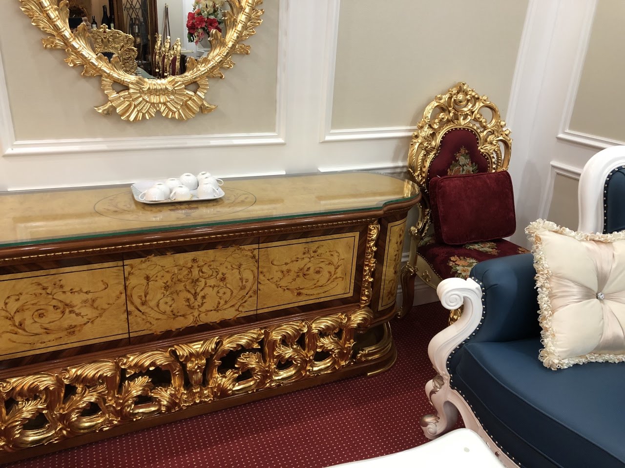 Tủ trang trí tân cổ điển