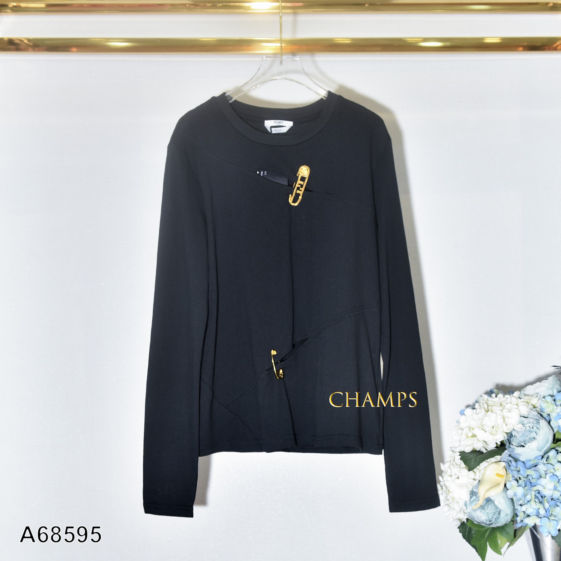 ÁO THUN ĐEN TAY DÀI KHUY VÀNG 68595