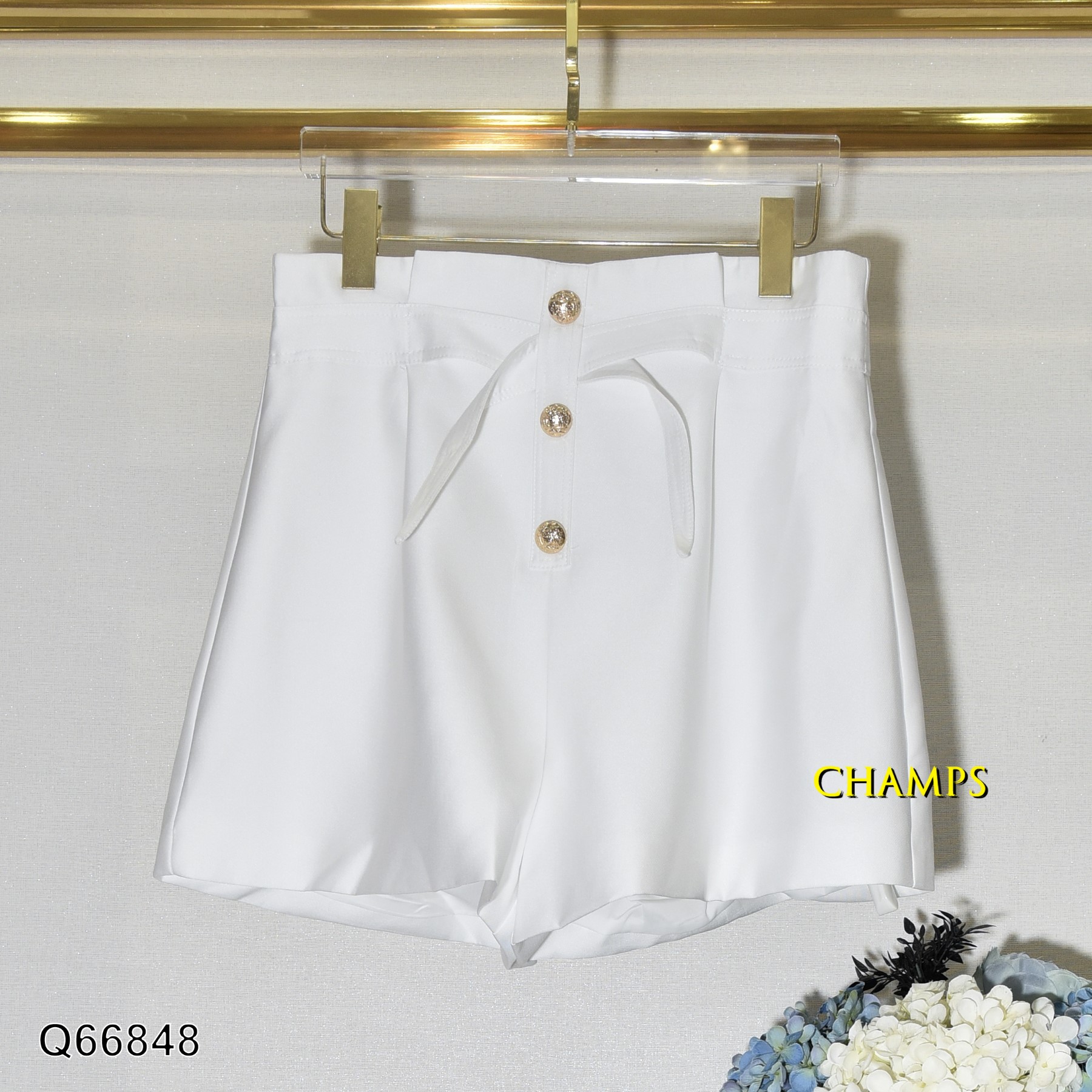 QUẦN SHORT TRẮNG 3 NÚT VÀNG 66848