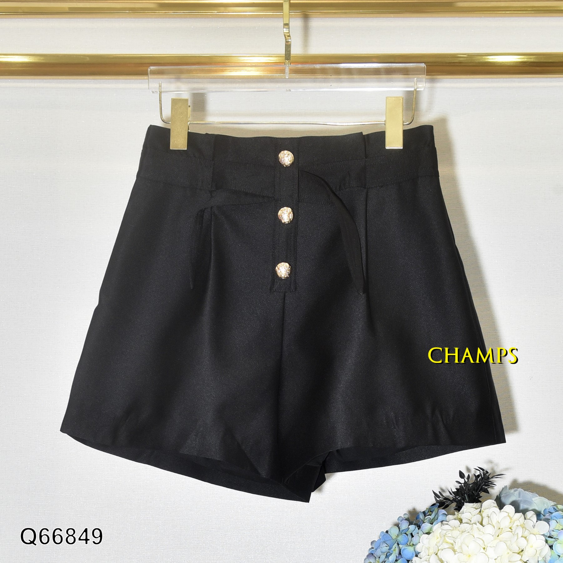 QUẦN SHORT ĐEN 3 NÚT VÀNG 66849