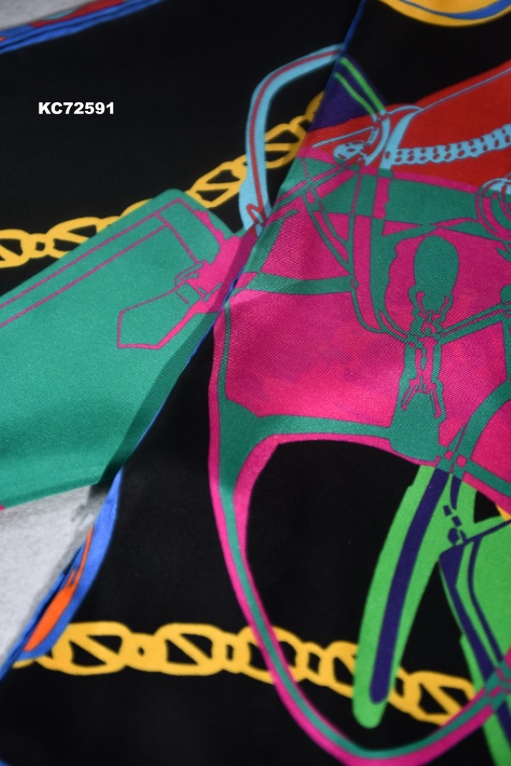 KHĂN CHOÀNG GUCCI ĐEN 72591