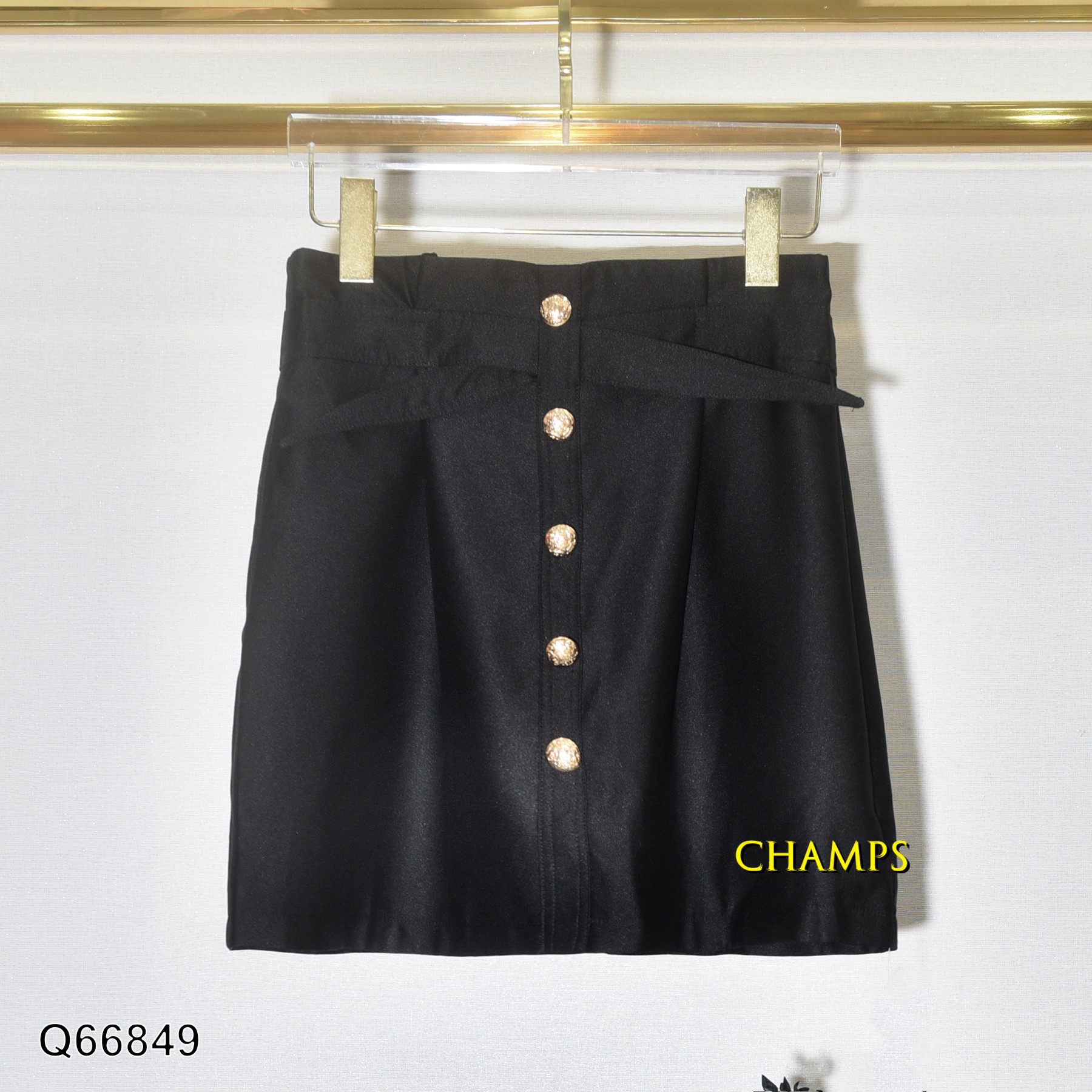 QUẦN SHORT ĐEN 3 NÚT VÀNG 66849