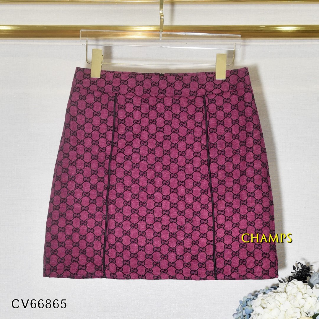 26/3: Angela Phương Trinh lăng xê mẫu váy xếp ly, Hồ Ngọc Hà diện cả cây  Gucci xuống phố