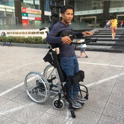 Xe lăn điện đứng cao cấp Đài Loan Comfort LY-ESB120 phục hồi chức năng chân