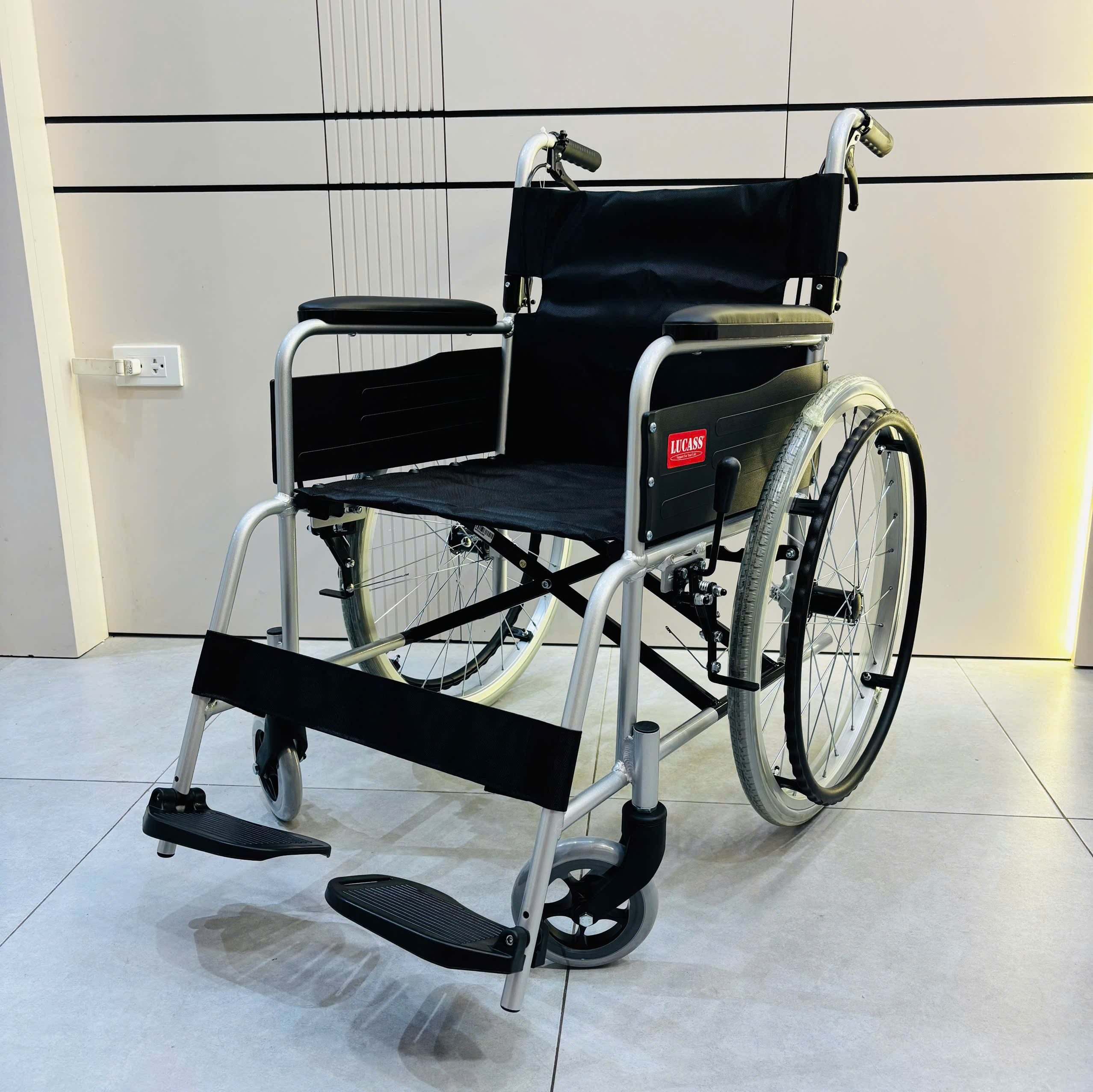 Xe lăn đệm da Miki Nhật Bản VA-1L-DX