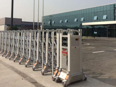 So sánh cổng xếp inox tự động và cổng xếp hợp kim nhôm