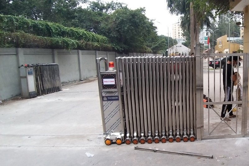 Cửa cổng xếp inox điện