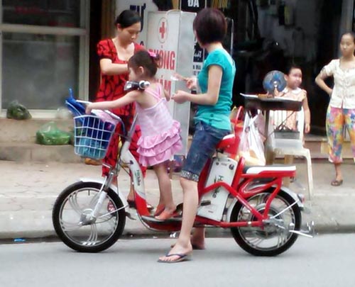 luu ý khi để trẻ nhỏ ngồi phía trước xe điện