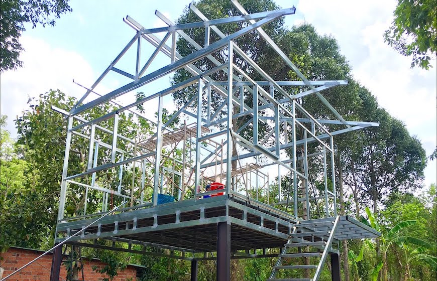 Khung mái tôn nhà dân dụng: Vì sao nên chọn thép hộp vuông Vitek mạ kẽm?