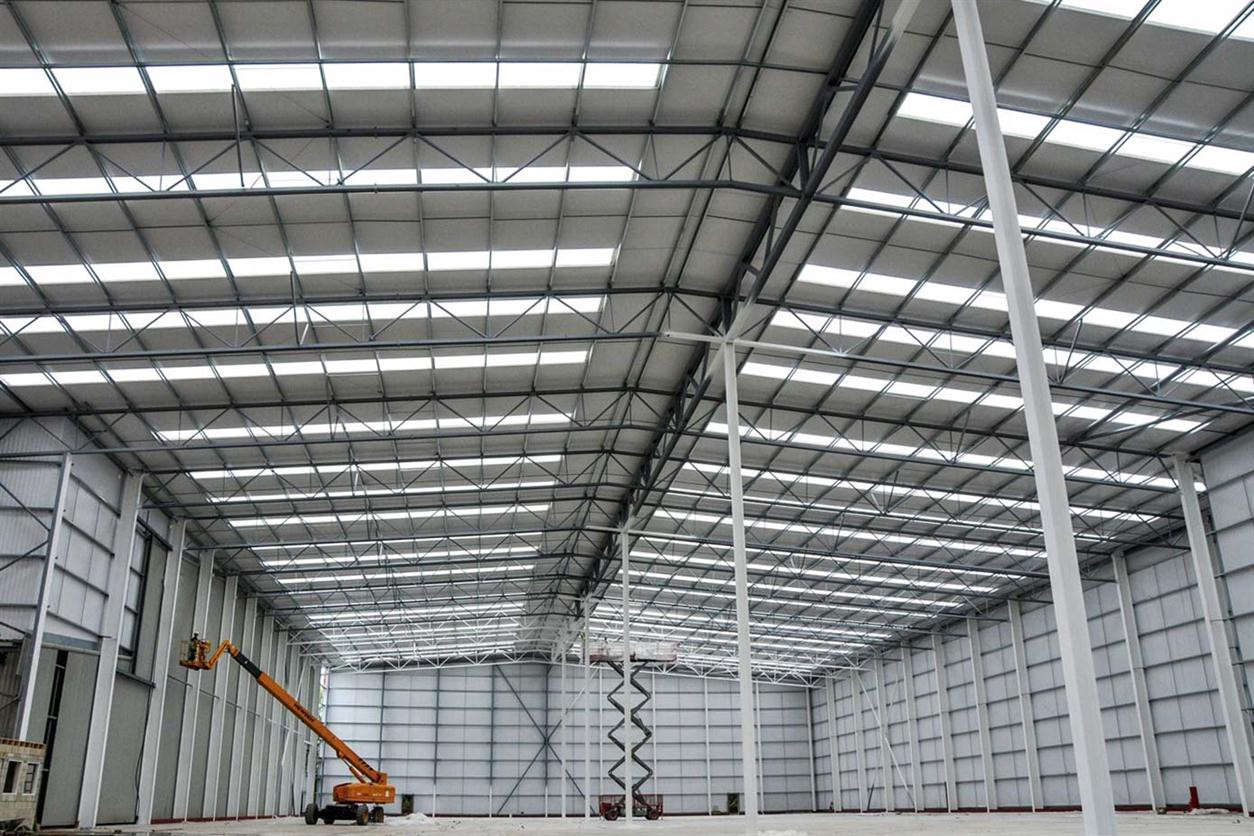 Nhà xưởng mái thông sáng sử dụng tấm lợp thông minh và tôn