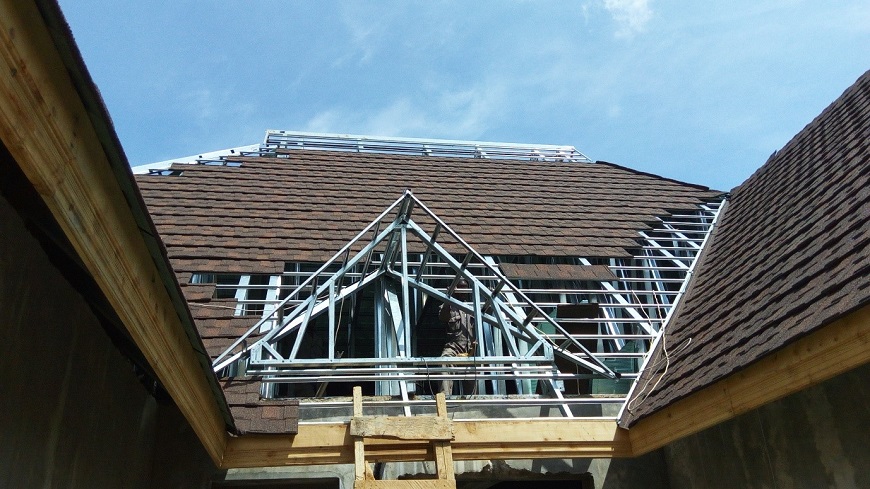 Khung mái làm bằng thép hộp mạ kẽm vừa đảm bảo độ chắc chắn vừa mang lại vẻ đẹp hiện đại