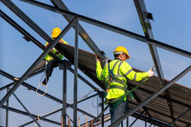 Sử dụng các vật dụng chuyên dụng như giá đỡ, thanh pallet để chèn chặt sản phẩm