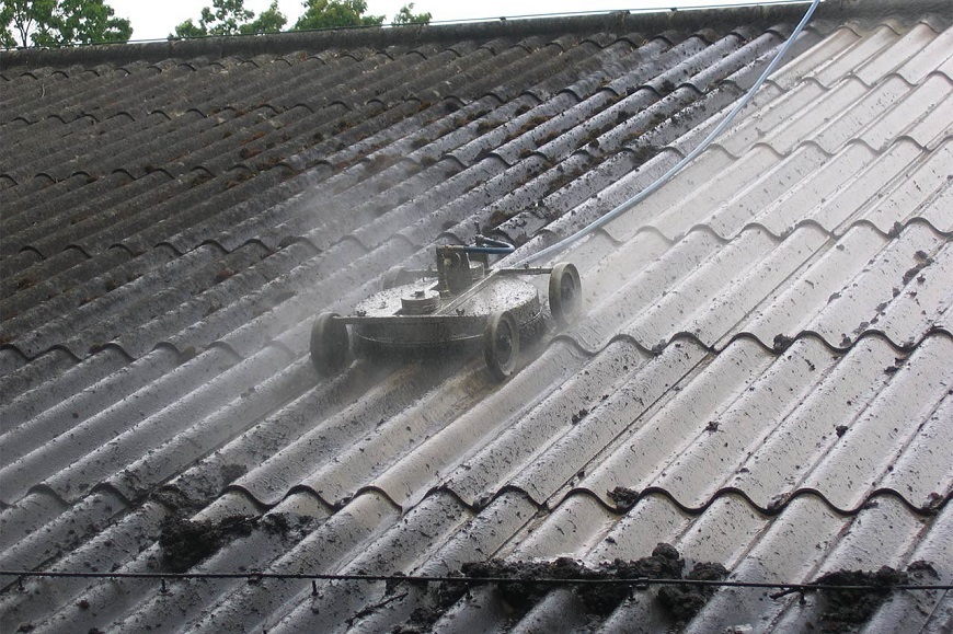 Bụi bẩn, lá rong rêu hay thậm chí là chất lượng tôn kém đều có thể là nguyên nhân dễ đến sự hư hỏng nhanh chóng'