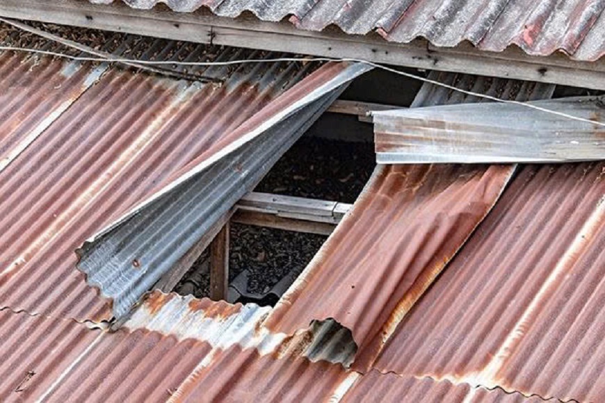 Với những tấm tôn bị nứt gãy cong vênh, tùy thuộc vào mức độ hỏng hóc mà thay mới để đảm bảo chất lượng cho công trình