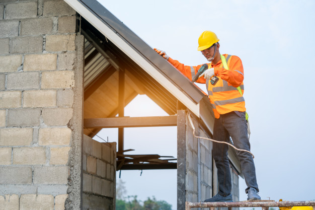 Tránh cắt, hàn trực tiếp trên bề mặt tấm lợp để tránh trường hợp làm hỏng tôn chống cháy