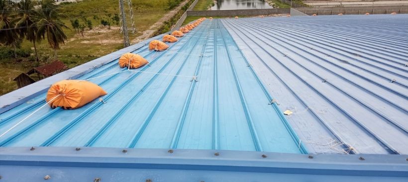 Sử dụng bao cát làm tăng thêm độ nặng của mái nhà