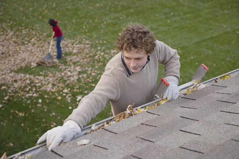 Vệ sinh định kỳ giúp máng xối hoạt động hiệu quả