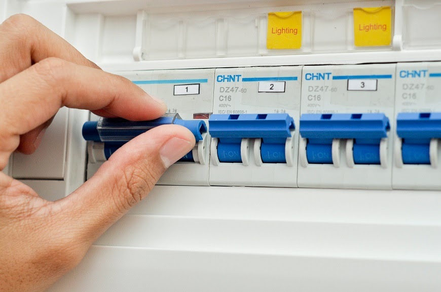 Ngắt công tắc tổng để đảm bảo an toàn tối ưu
