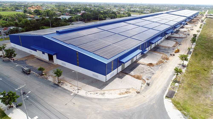 Nhà xưởng lợp mái màu xanh dương rất hiện đại và chuyên nghiệp. 