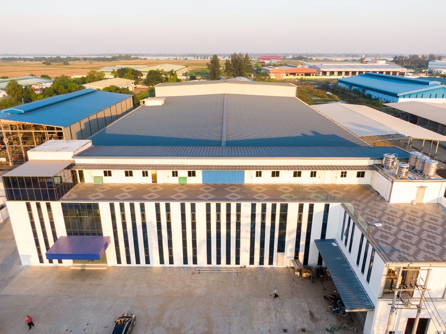 Tại Việt Nam với khí hậu nóng ẩm đặc trưng thì việc sử dụng tôn cách nhiệt là giải pháp hiệu quả và tối ưu nhất, đặc biệt là các nhà kho nhà xưởng