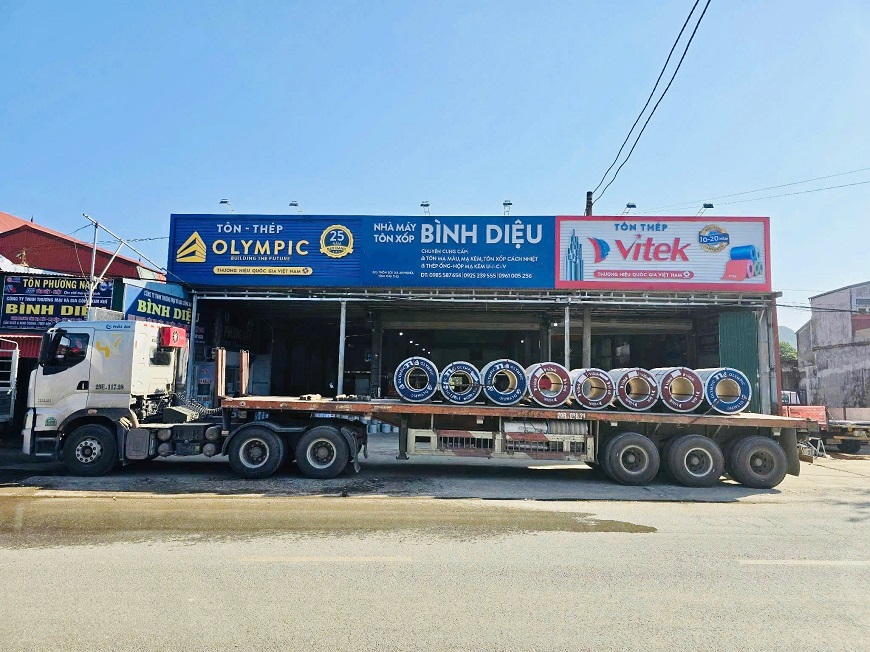 Các cuộn tôn cần được cố định chắc chắn bằng dây đai hoặc thiết bị chằng buộc chuyên dụng, kết hợp với vật liệu đệm để hạn chế rung lắc và va đập khi xe di chuyển trên những cung đường gồ ghề