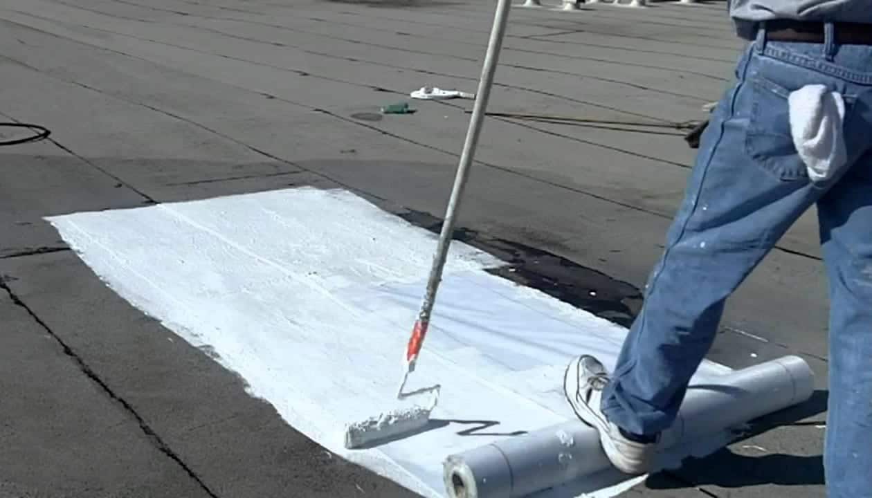 Sử dụng sơn chống thấm cho mái nhà bằng