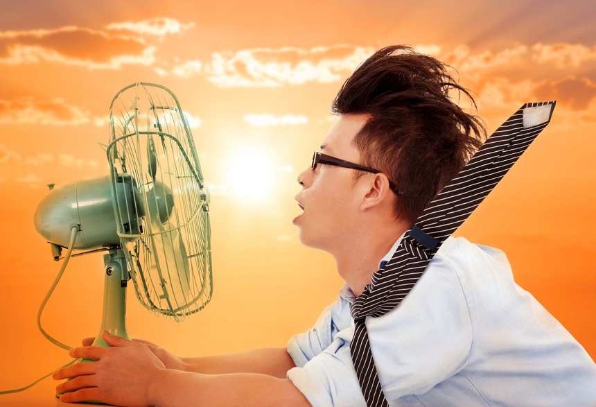 Không nên phả thẳng quạt sau khi đi nắng về